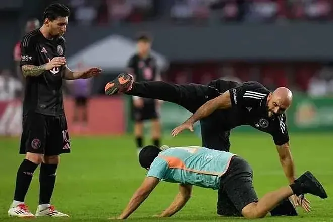 Lionel Messi’s Bodyguard Suspended from Leagues Cup After Altercation with Atlas Players 5 268089664