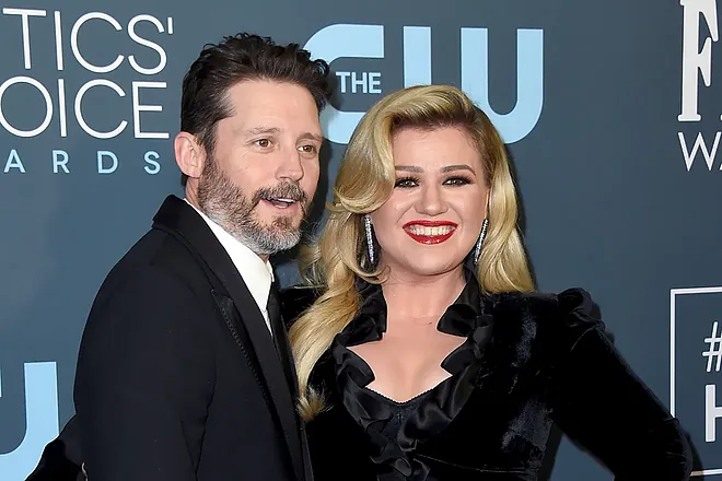 Kelly Clarkson's Ex-Assistant Accused of Affair with Late Husband Brandon Blackstock 3 35092