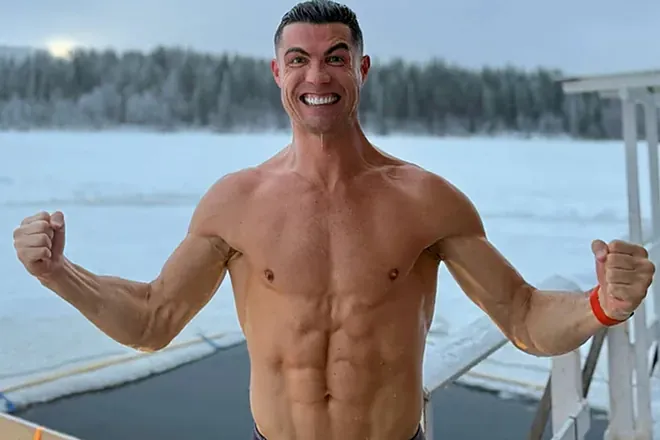 Cristiano Ronaldo’s Youthful Appearance at 40: Fitness, Genetics, or the Work of Cosmetic Surgery? 1 Cristiano Ronaldo boasts a privileged physique for his age