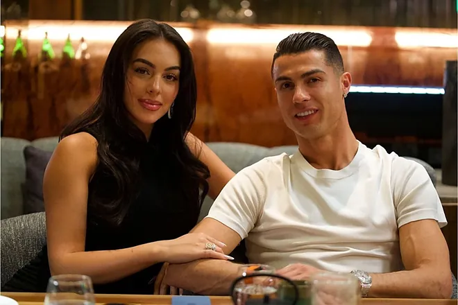Cristiano Ronaldo Finally Proposes to Georgina Rodríguez: Engagement Confirmed with Massive Diamond Ring 5 Cristiano Ronaldo proposes to Georgina Rodriguez