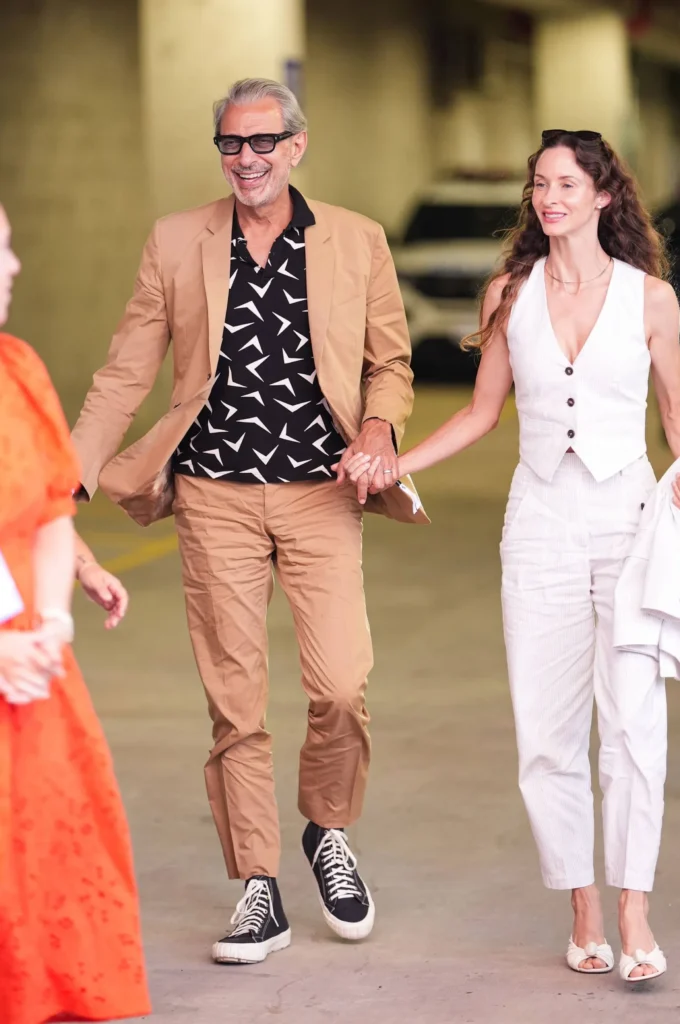 US Open 2025 Fashion: The Most Stylish Looks On and Off the Court 8 Jeff_Goldblum_Emilie_Livingston_US_Open_2025
