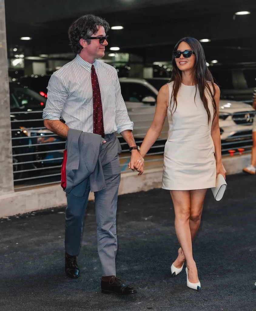 US Open 2025 Fashion: The Most Stylish Looks On and Off the Court 7 John_Mulaney_y_Olivia_Munn_US_Open_2025