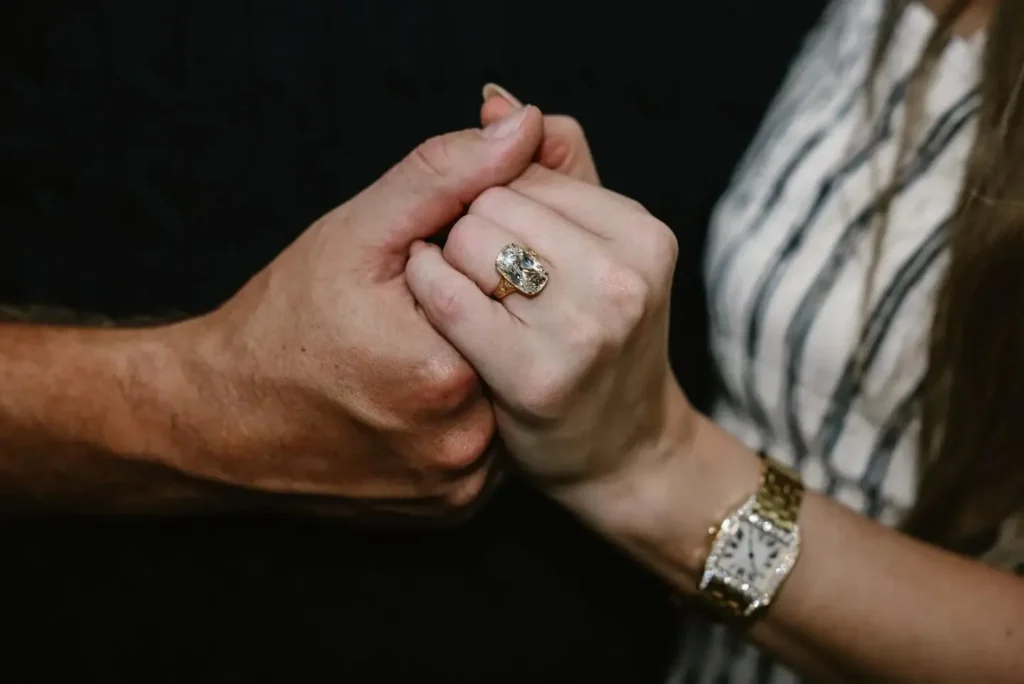 Taylor Swift Cartier Santos Demoiselle: The Rare Watch That Stole the Spotlight in Her Engagement 2 taylor travis