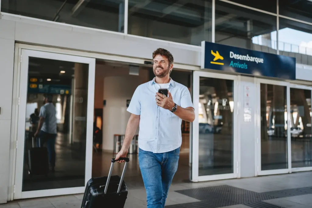 What Is an eSIM and Why Do You Need One When Traveling Abroad? 7 Hombre a la llegada del aeropuerto