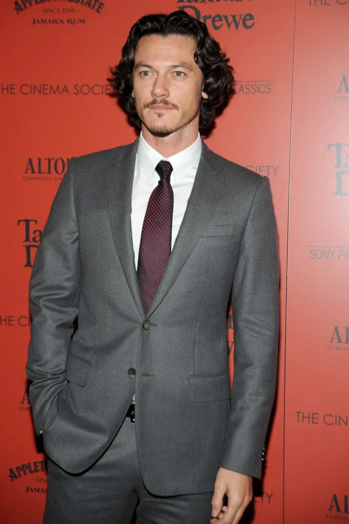 Low-Maintenance Haircuts: 9 Stylish Options That Require Minimal Effort 5 Luke Evans corte pelo mediano