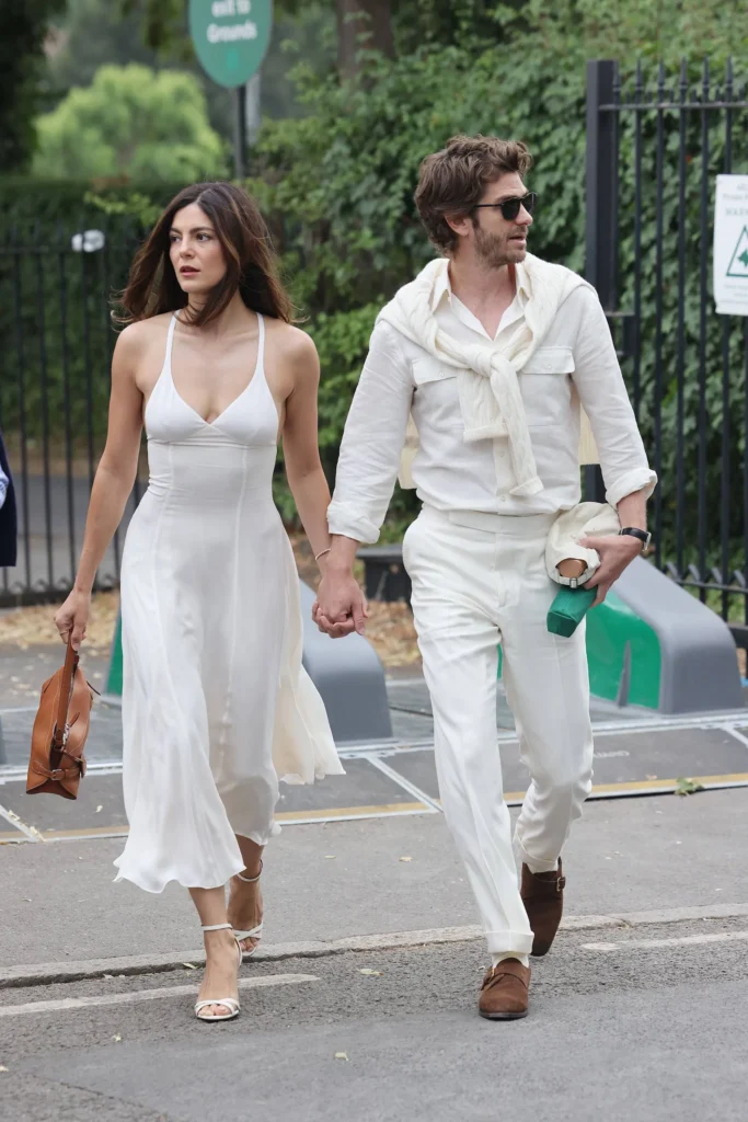 Monica_Barbaro_y_Andrew_Garfield_en_Wimbledon_2025 (1)