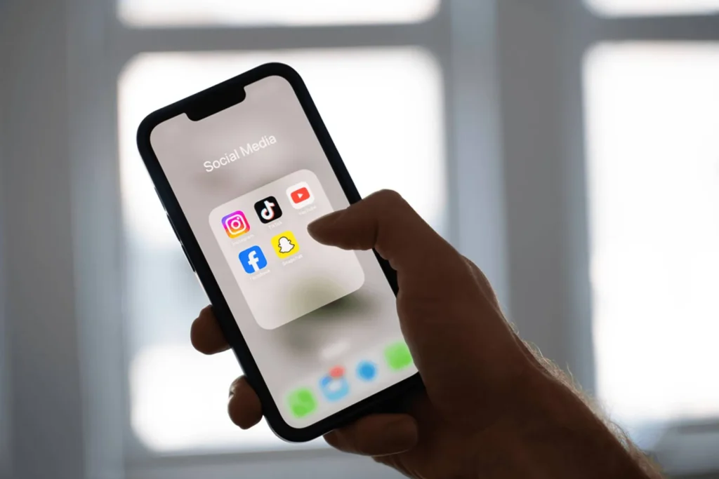 What Is an eSIM and Why Do You Need One When Traveling Abroad? 6 Telefono celular con aplicaciones